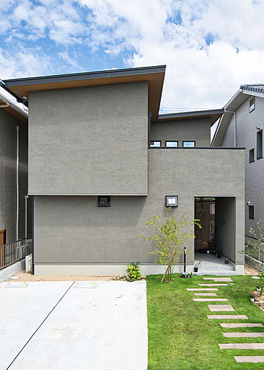 太陽住宅の施工事例「緑を眺める中庭のある家」の画像