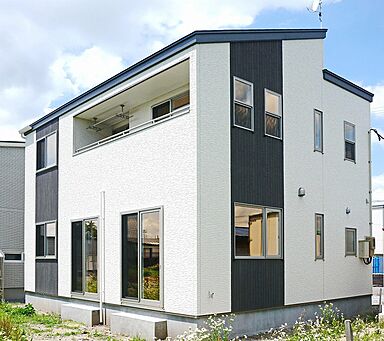 株式会社サンクリエイトホームの施工事例「南に大窓を配した日差したっぷりの家」の画像1