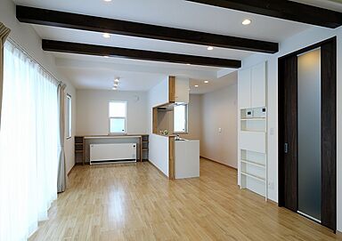 株式会社サンクリエイトホームの施工事例「収納たっぷり♪ホワイト基調にダーク系がポイントのオール電化住宅」の画像1