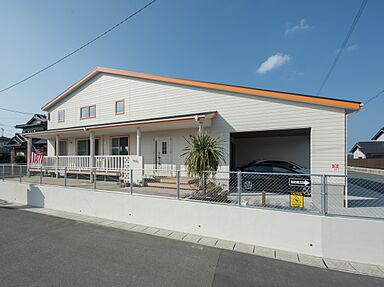 株式会社 田舎暮しの施工事例「インナーガレージのあるカリフォルニアスタイルの平屋」の画像