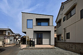 ひのき住宅【工務店で建てるデザイナーズハウス】の施工事例「光あふれる吹き抜けのある家」の画像1