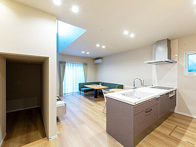 シンプルモダンスタイルのリビング ひのき住宅【工務店で建てるデザイナーズハウス】の事例画像