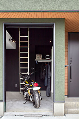 ひのき住宅の施工事例「念願のバイクガレージと開放的なリビングを叶えた理想の家」の画像2