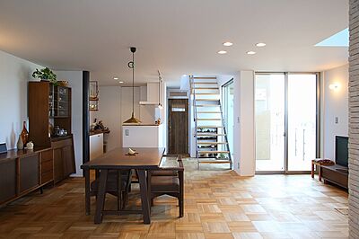 カフェスタイルのリビング 住空間設計Laboの事例画像