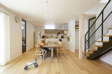 住空間設計Laboの施工事例「木とコンクリート、カフェ風キッチンの家」の画像