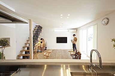 住空間設計Laboの施工事例「木とコンクリート、カフェ風キッチンの家」の画像1