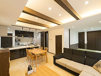 株式会社東栄住宅の施工事例「趣味と本格派ガレージ 六本木ミッドタウンの雰囲気のリビングが広い家」の画像