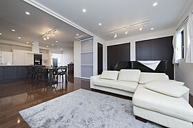 株式会社東栄住宅の施工事例「重厚な鉄骨階段、ランドリールーム スタイリッシュなデザインが光るスクエア邸宅」の画像1