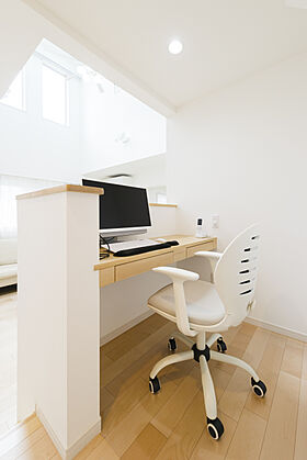 株式会社東栄住宅の施工事例「理想の土地に、理想の 建物を。吹き抜けと大きな天窓のある、明るいリビング」の画像2