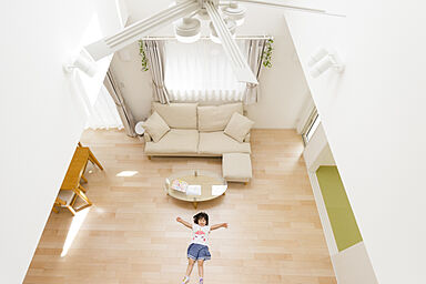 株式会社東栄住宅の施工事例「理想の土地に、理想の 建物を。吹き抜けと大きな天窓のある、明るいリビング」の画像6