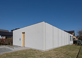 株式会社佐久間工務店一級建築士事務所の施工事例「ライトコートから繋がるリビングの家」の画像1