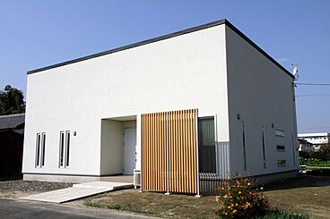 【サーラ住宅】外断熱工法で建てる注文住宅の施工事例「真っ白な箱の中に中庭のある平屋の家」の画像