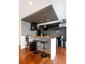 【サーラ住宅】外断熱工法で建てる注文住宅の施工事例「おうち時間が楽しくなる!バーカウンターが光る家」の画像3