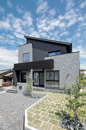 【サーラ住宅】外断熱工法で建てる注文住宅の施工事例「おうち時間が楽しくなる!バーカウンターが光る家」の画像6