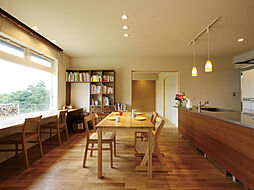 【サーラ住宅】外断熱工法で建てる注文住宅の施工事例「薪ストーブを設置した通り土間のある家」の画像