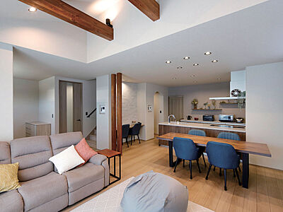 カフェスタイルのリビング 【サーラ住宅】外断熱工法で建てる注文住宅の事例画像