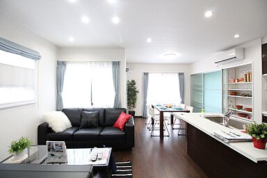 株式会社ハイスペースの施工事例「フラットキッチンとワイドドレッサーの家」の画像