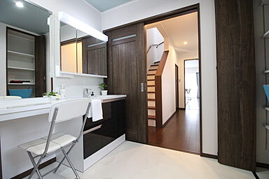 株式会社ハイスペースの施工事例「フラットキッチンとワイドドレッサーの家」の画像5