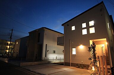 株式会社ハイスペースの施工事例「南国リゾートの雰囲気に吹抜けを取入れたリビングの家」の画像