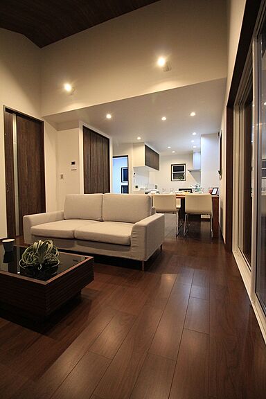 株式会社ハイスペースの施工事例「南国リゾートの雰囲気に吹抜けを取入れたリビングの家」の画像3