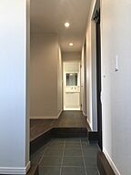 シンプルモダンスタイルの玄関 シュガーホーム北上店の事例画像