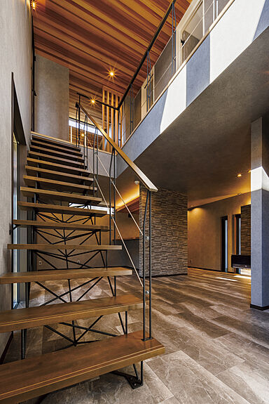 日栄商事株式会社の施工事例「ダイナミックな玄関の吹き抜け、車を眺めて暮らせる大人の空間.」の画像3