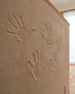 G-C-HOMEの施工事例「和を愛でる、塗り壁と無垢材が創る穏やかな空間」の画像