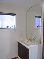 シンプルモダンスタイルの洗面所 TKプランニング株式会社の事例画像