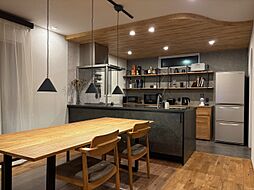 TKプランニング株式会社の施工事例「ブラック外構×ロックガーデンが映え/ナチュラルモダン注文住宅の施工事例」の画像