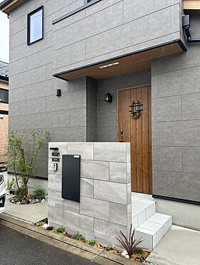 TKプランニング株式会社の施工事例「ブラック外構×ロックガーデンが映え/ナチュラルモダン注文住宅の施工事例」の画像1