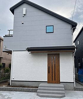 TKプランニング株式会社の施工事例「木目×ホワイトインテリア/三面鏡とニッチ収納で暮らしを整える施工事例」のメイン画像