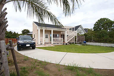 株式会社 住まいの発見館 本社ショールームの施工事例「【38坪×2階建】白いレンガと木に包まれたハワイアンハウス」の画像
