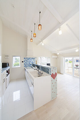 株式会社 住まいの発見館 本社ショールームの施工事例「【38坪×2階建】白いレンガと木に包まれたハワイアンハウス」の画像2