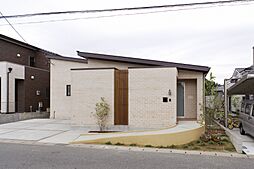 株式会社 住まいの発見館 本社ショールームの施工事例「【37坪×平屋】ホワイト煉瓦でつくった中庭のある平屋」の画像