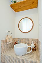 木の家スタイルの洗面所 株式会社 住まいの発見館 本社ショールームの事例画像