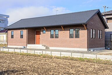 株式会社 住まいの発見館 本社ショールームの施工事例「【34坪×平屋】田園が広がるゆったりとした敷地で子育てを楽しむ平屋の家」の画像