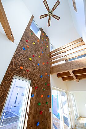 株式会社 住まいの発見館 本社ショールームの施工事例「【41坪×2階建】子育てを楽しむボルダリングと室内ウッドデッキのある家」の画像4