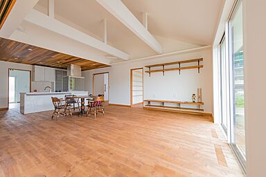株式会社 住まいの発見館 本社ショールームの施工事例「【39坪×平屋】住み心地、機能性能、デザインの全てを追求した白い煉瓦の平屋邸宅」の画像1