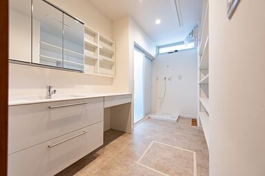 株式会社 住まいの発見館 本社ショールームの施工事例「【44坪×平屋】ガレージのある邸宅」の画像5