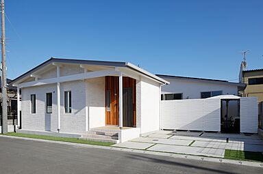 株式会社 住まいの発見館 本社ショールームの施工事例「【35坪×平屋】アウトドア&リゾートスタイル大好き家族の「中庭のある平屋」」の画像