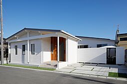 ヤマダコーポレーション株式会社 住宅事業部 グランハウスの施工事例「【35坪×平屋】アウトドア&リゾートスタイル大好き家族の「中庭のある平屋」」の画像