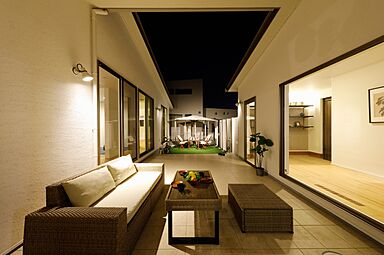 株式会社 住まいの発見館 本社ショールームの施工事例「【35坪×平屋】アウトドア&リゾートスタイル大好き家族の「中庭のある平屋」」の画像2