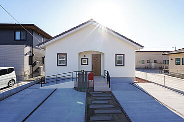 株式会社 住まいの発見館 本社ショールームの施工事例「ぬくもりあふれるカフェスタイルの平屋」の画像