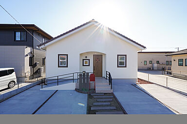 株式会社 住まいの発見館 本社ショールームの施工事例「ぬくもりあふれるカフェスタイルの平屋」の画像1