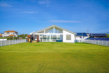 株式会社 住まいの発見館 本社ショールームの施工事例「ドッグランのあるリゾートスタイルの平屋」の画像1