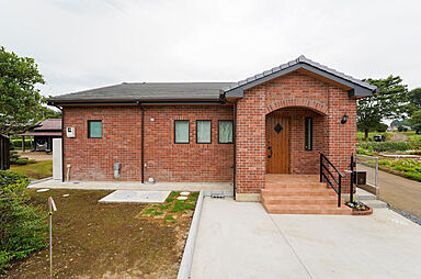 株式会社 住まいの発見館 本社ショールームの施工事例「赤レンガが映える、強くて美しい平屋」の画像