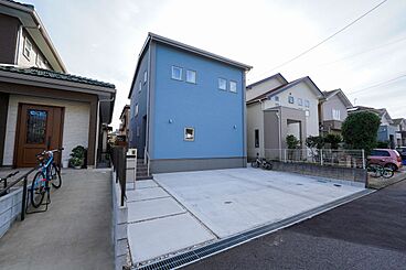株式会社 住まいの発見館 本社ショールームの施工事例「光あふれる大空間、心がひらく吹き抜けリビングの家」の画像