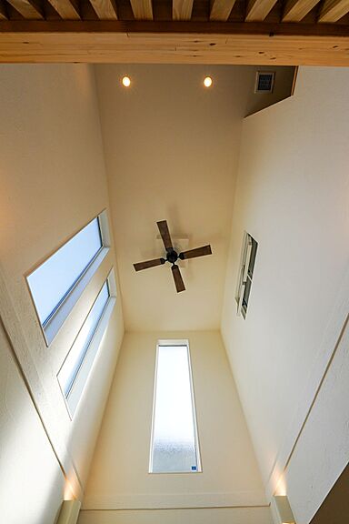 株式会社 住まいの発見館 本社ショールームの施工事例「光あふれる大空間、心がひらく吹き抜けリビングの家」の画像2