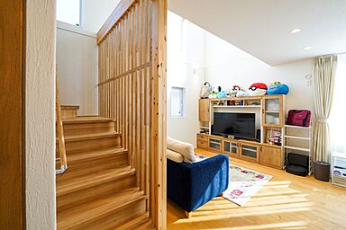 株式会社 住まいの発見館 本社ショールームの施工事例「光あふれる大空間、心がひらく吹き抜けリビングの家」の画像3