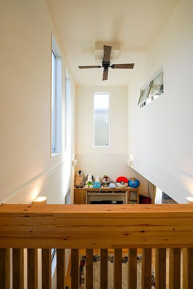 株式会社 住まいの発見館 本社ショールームの施工事例「光あふれる大空間、心がひらく吹き抜けリビングの家」の画像4